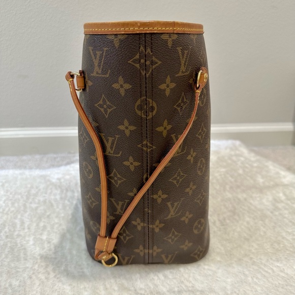 (SOLD) Louis Vuitton Neverfull MM Tote - Picture 2 of 13